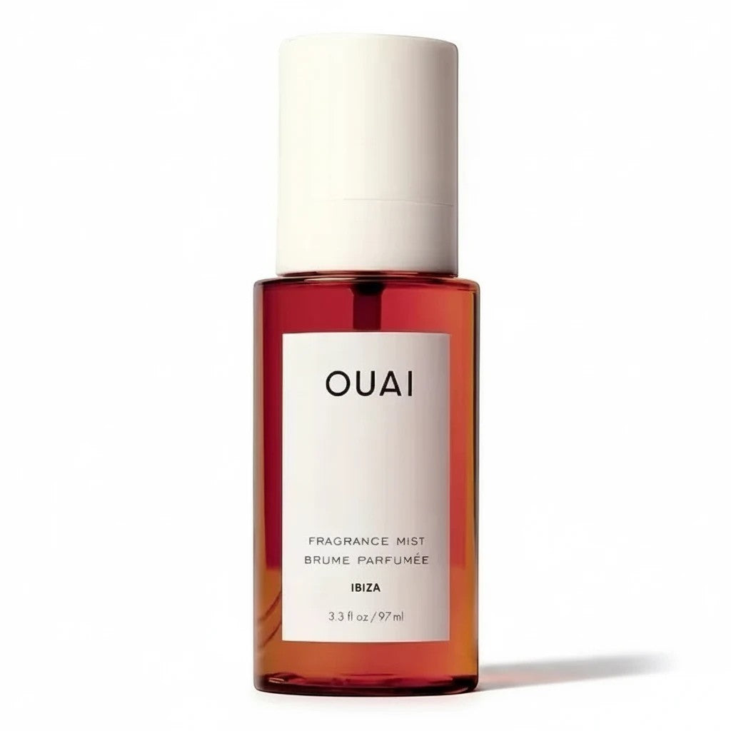 TRENDY DISTRICT Brume Parfumée Ibiza OUAI, flacon en verre ambré avec étiquette blanche, capuchon blanc. Parfum léger pour cheveux et peau.