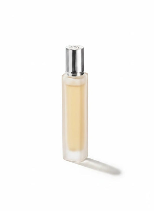 Flacon de parfum Easy Bake Intense TRENDY DISTRICT 50 ml, flacon en verre dépoli avec bouchon argenté, liquide doré.